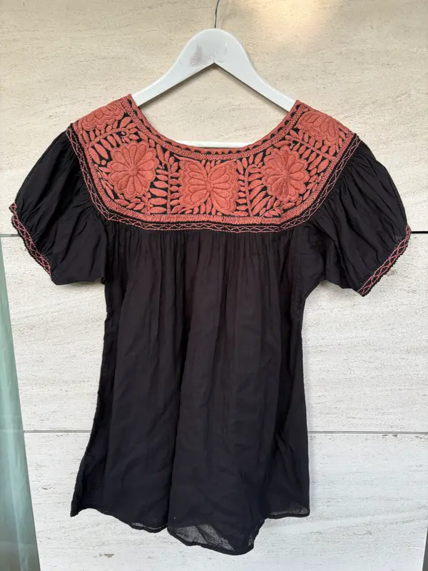 OTRAS. Blusa negra bordados. T S/M