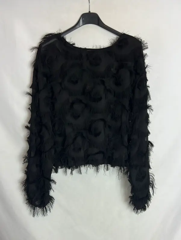 OTRAS. Blusa negra flecos T.s