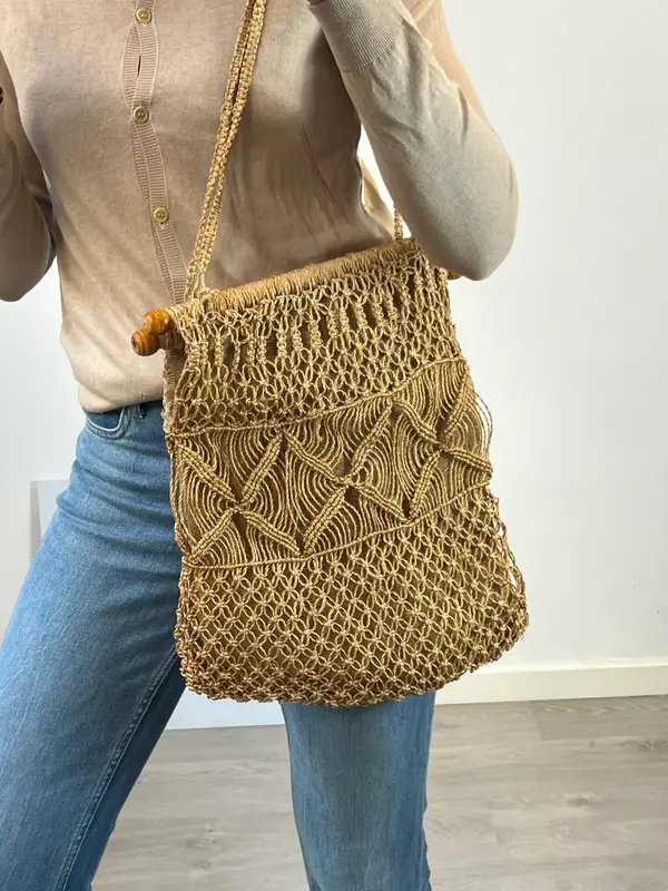 OTRAS. Bolso beige hecho a mano