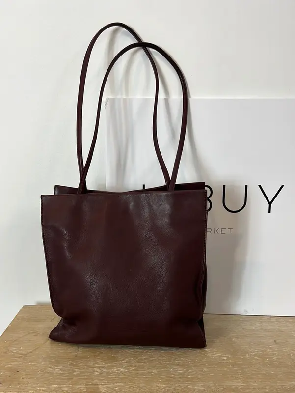 OTRAS. Bolso mediano burdeos