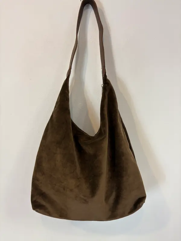 OTRAS. Bolso mediano marrón chocolate