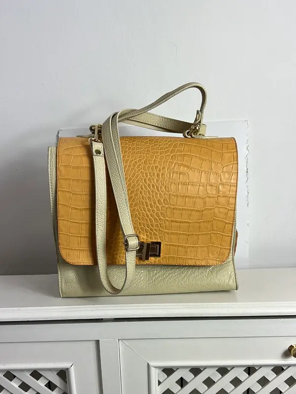 OTRAS. Bolso mediano piel texturas
