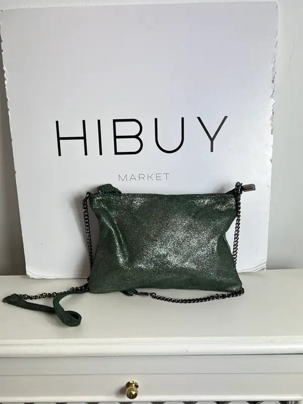 OTRAS. bolso piel verde brillo