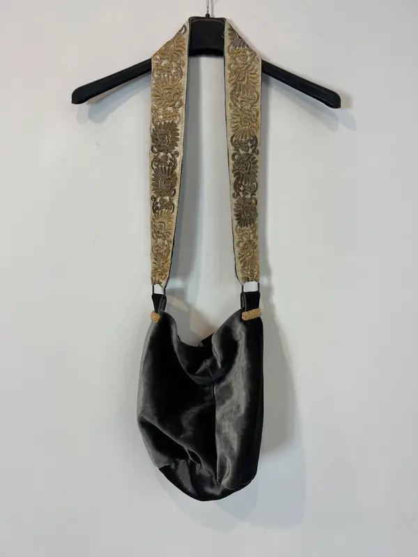 OTRAS. Bolso terciopelo gris