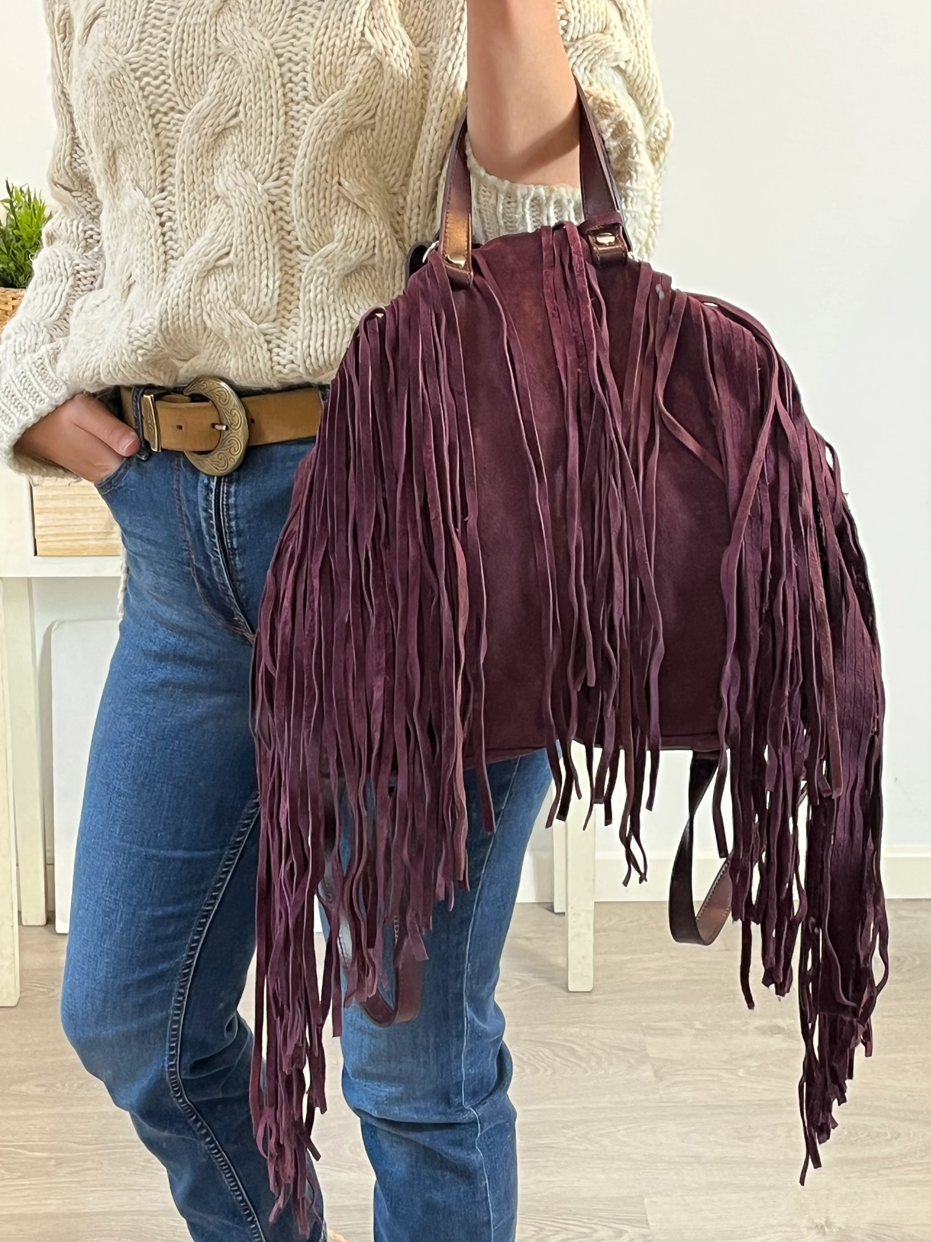 OTRAS. Bolso y mochila ante burdeos flecos