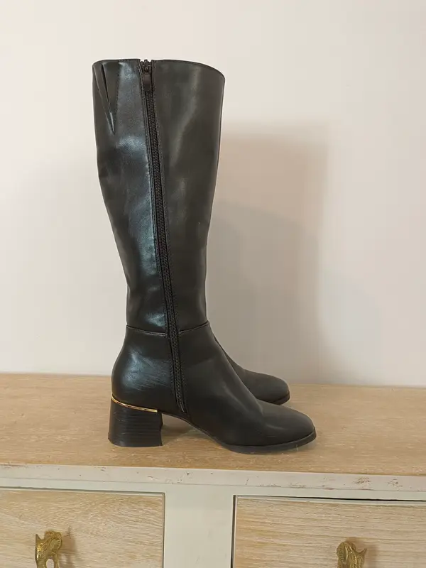 OTRAS. Botas altas negras T.37