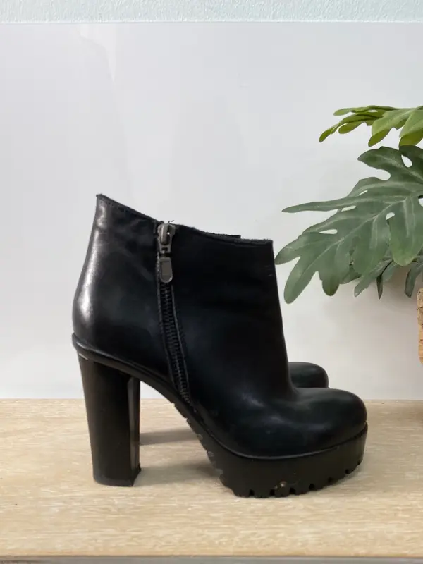 OTRAS. Botines cremallera T.36