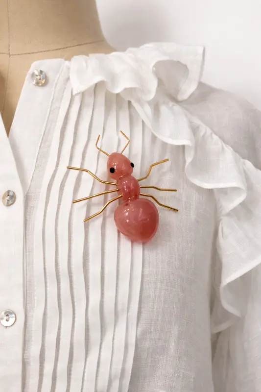 OTRAS. Broche insecto en rosa
