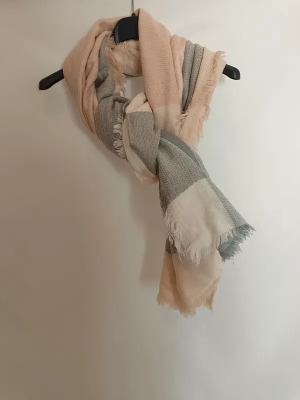 OTRAS. Bufanda cuadros gris y rosa