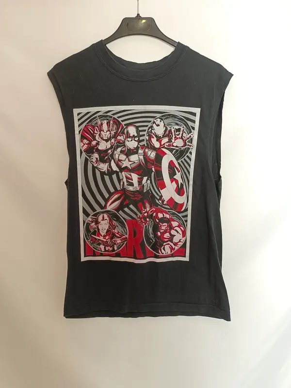 OTRAS. Camiseta negra "marvel" T.s/m