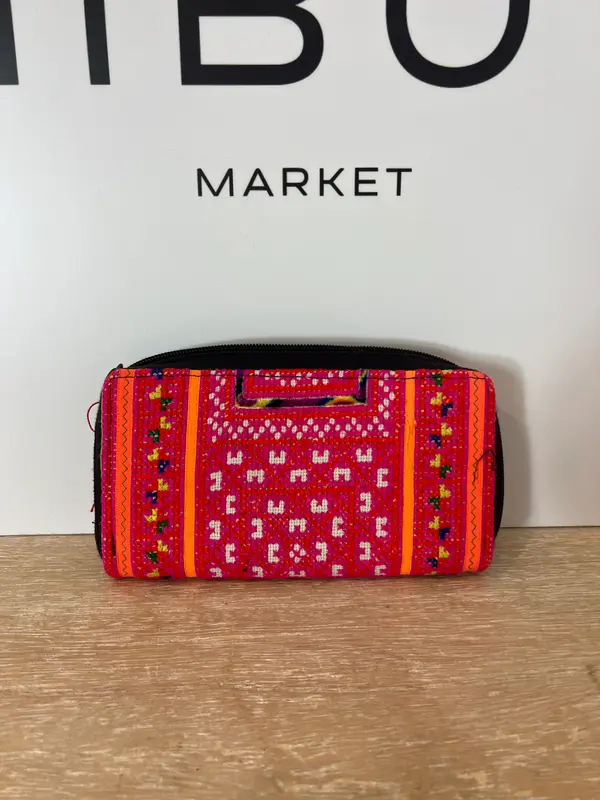 OTRAS. Cartera bordados colores
