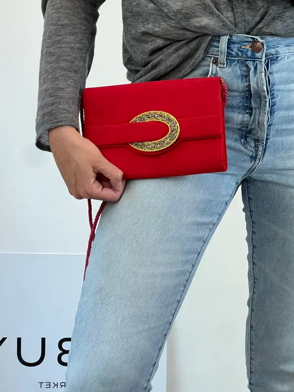 OTRAS. Cartera roja detalle