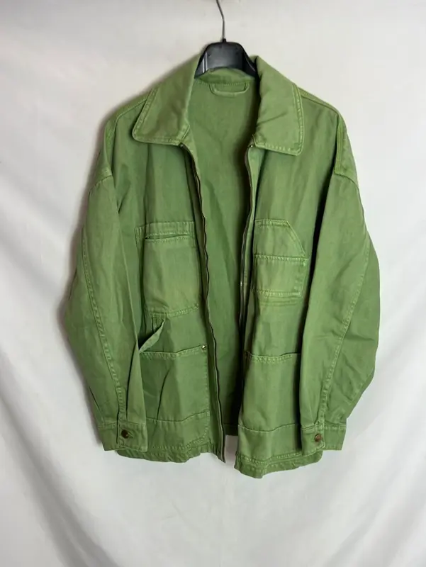 OTRAS. Cazadora denim verde bolsillos. T M