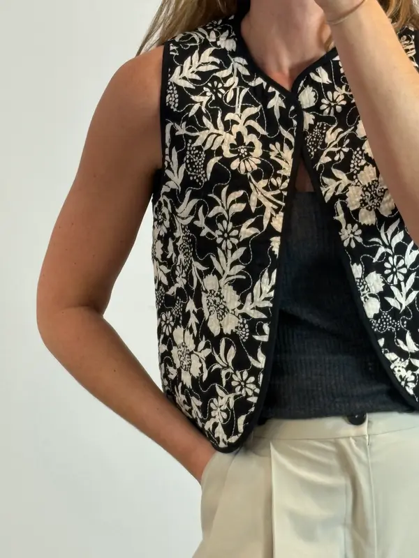 OTRAS. Chaleco negro bordados