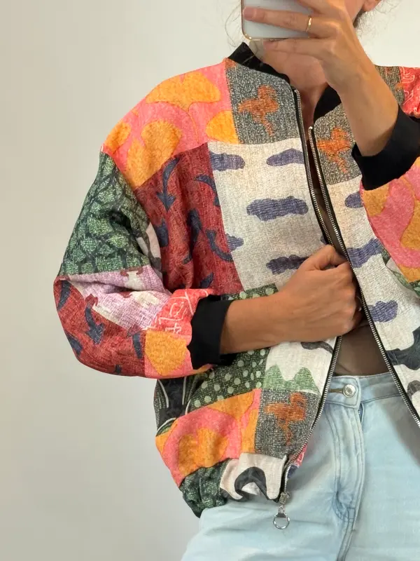 OTRAS. Chaqueta bomber estampada. T M/L
