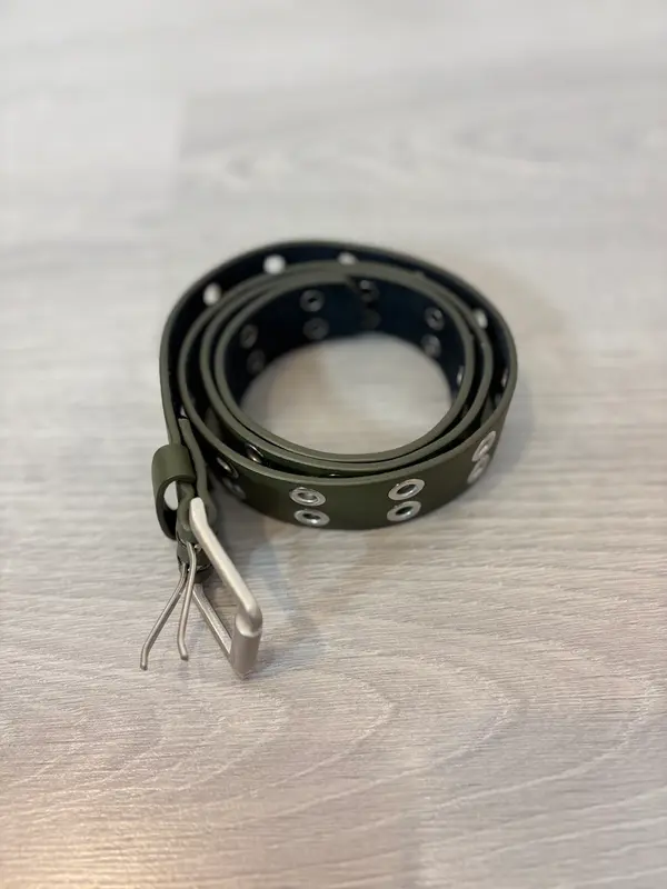 OTRAS. Cinturón verde tachuelas con piel