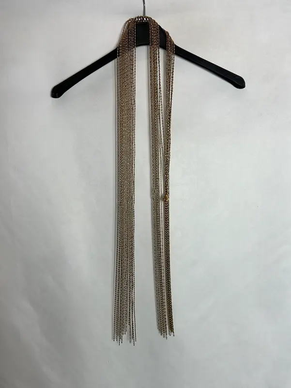 OTRAS. Collar abierto detalle cadenas