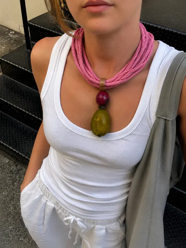 OTRAS. Collar cuerdas rosa