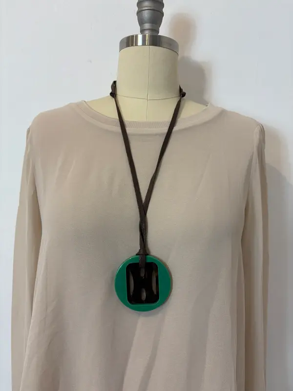 OTRAS. Collar cuero regulable colgante carey