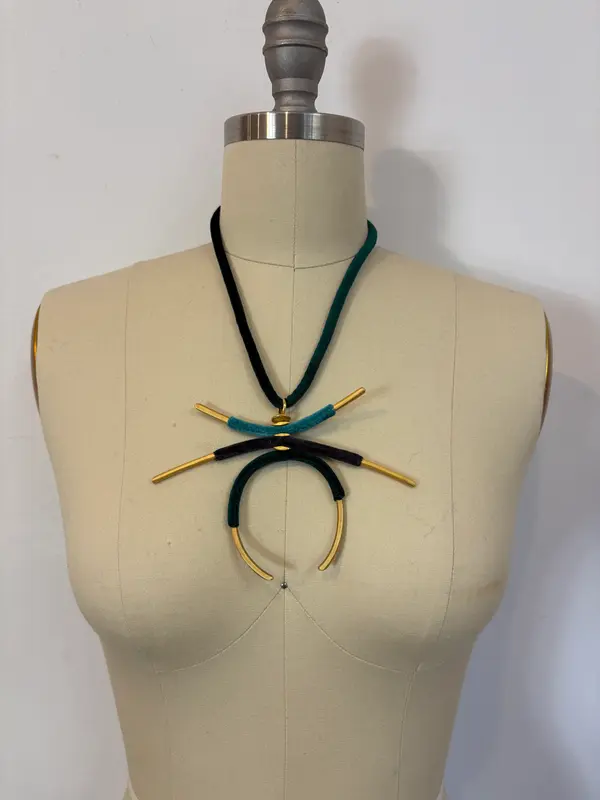 OTRAS. Collar dorados y terciopelo