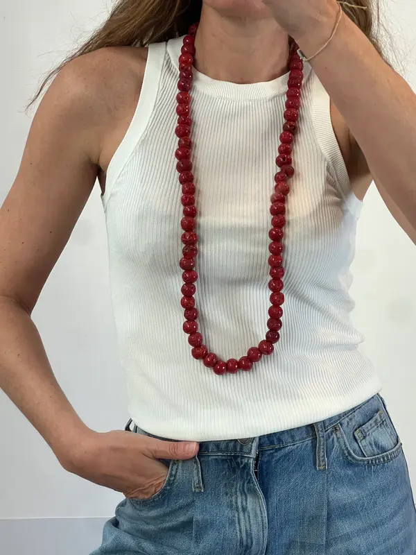 OTRAS. Collar largo bolas rojas