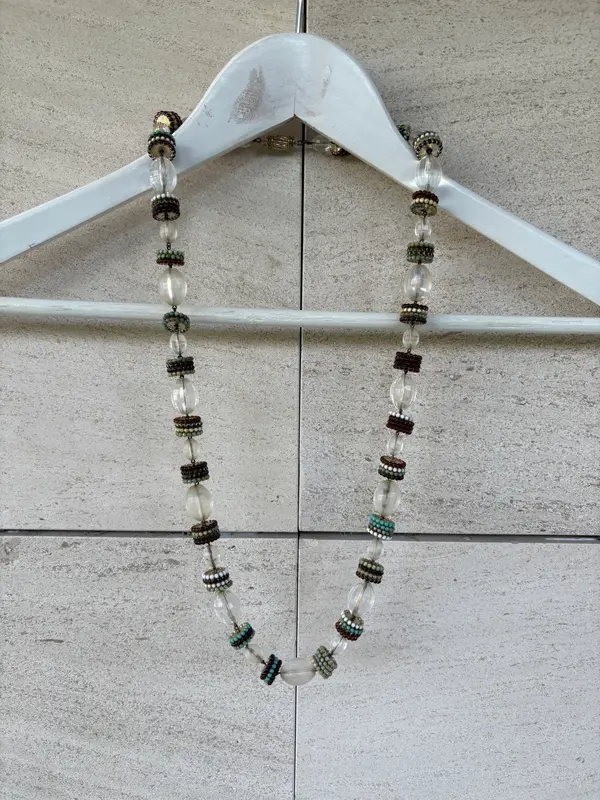 OTRAS. Collar largo detalle cierre