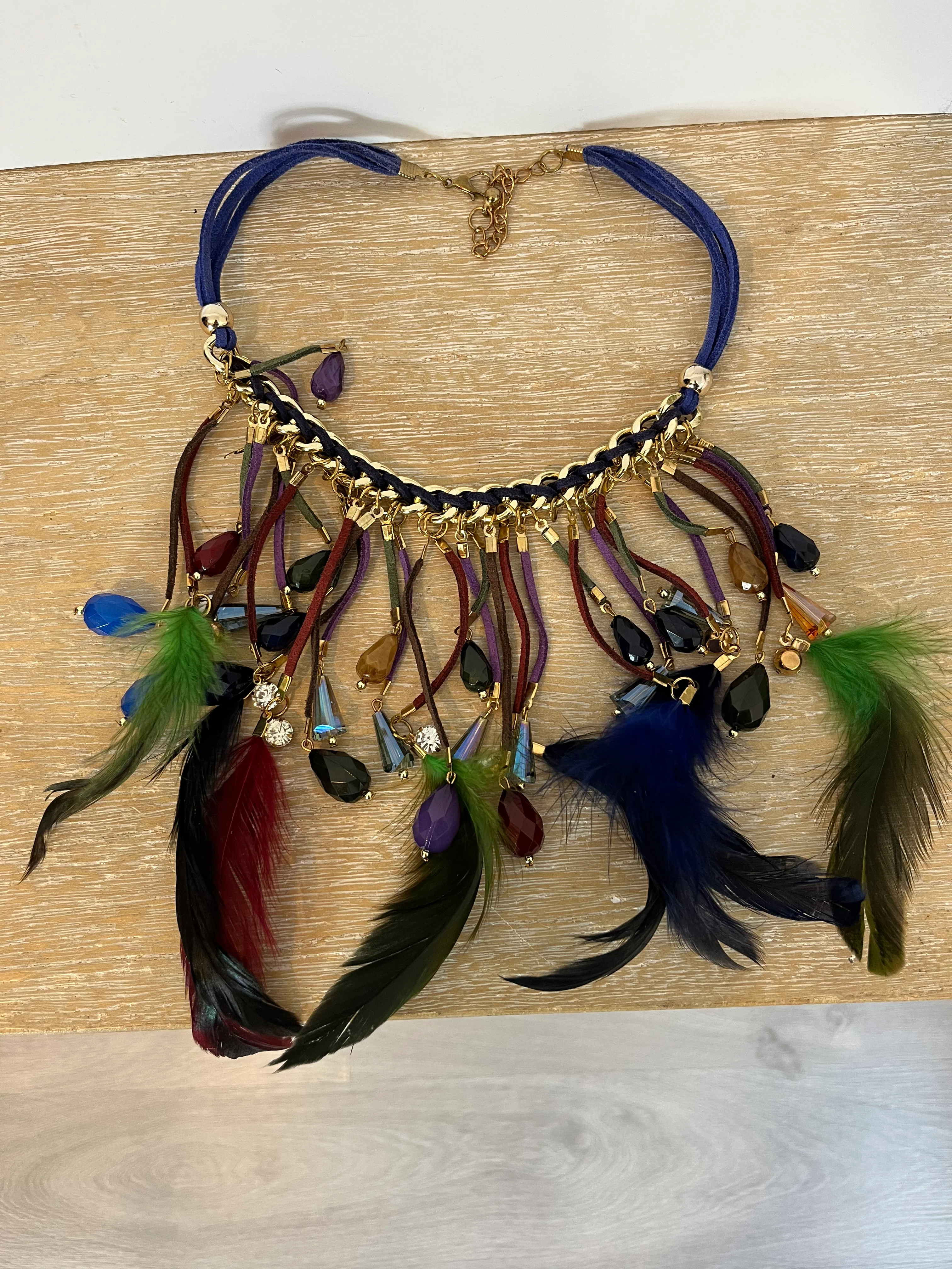 OTRAS. Collar negro abalorios y plumas colores