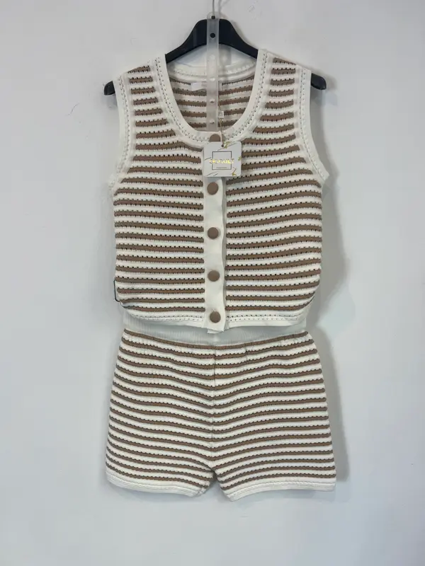 OTRAS. Conjunto beige y blanco perforado. T S