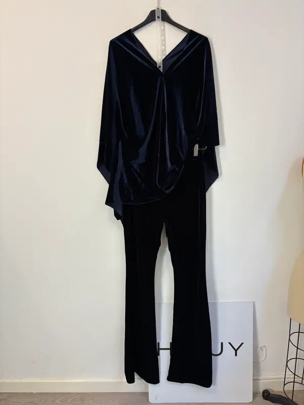 OTRAS. Conjunto terciopelo azul