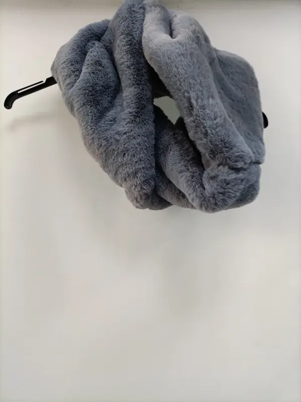 OTRAS. Cuelo pelo azul