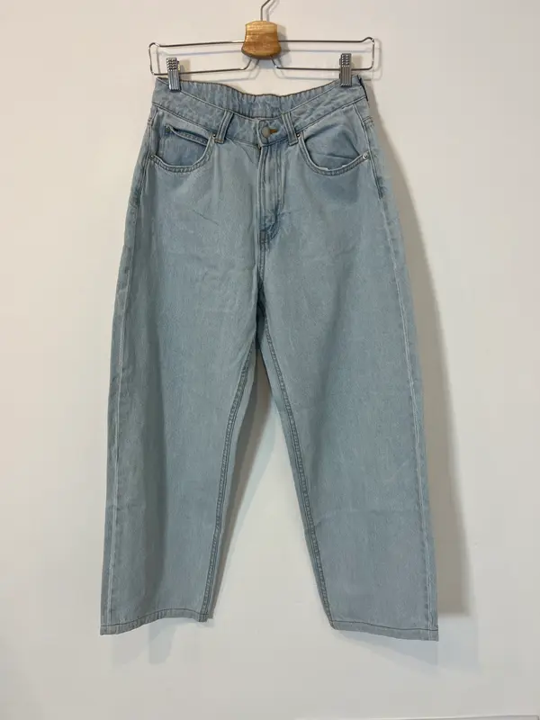 OTRAS. Denim lavado claro momfit. T 36
