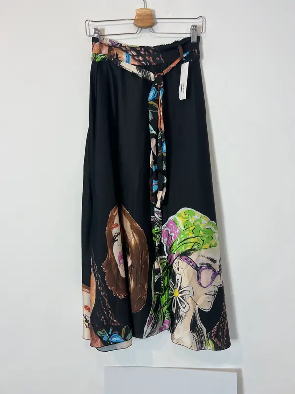 OTRAS. Falda larga fluida estampado caras. T M