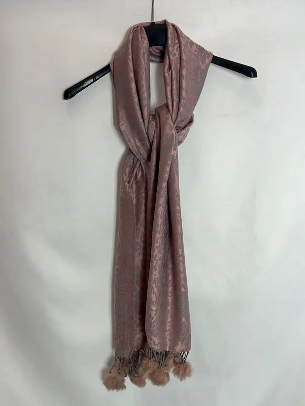 OTRAS. Fular animal print rosa