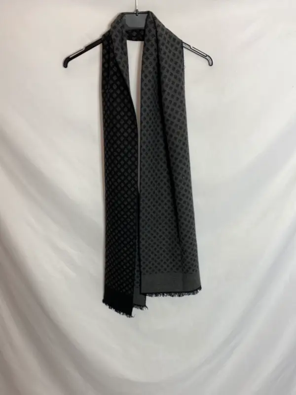 OTRAS. Fular negro estampado. TU