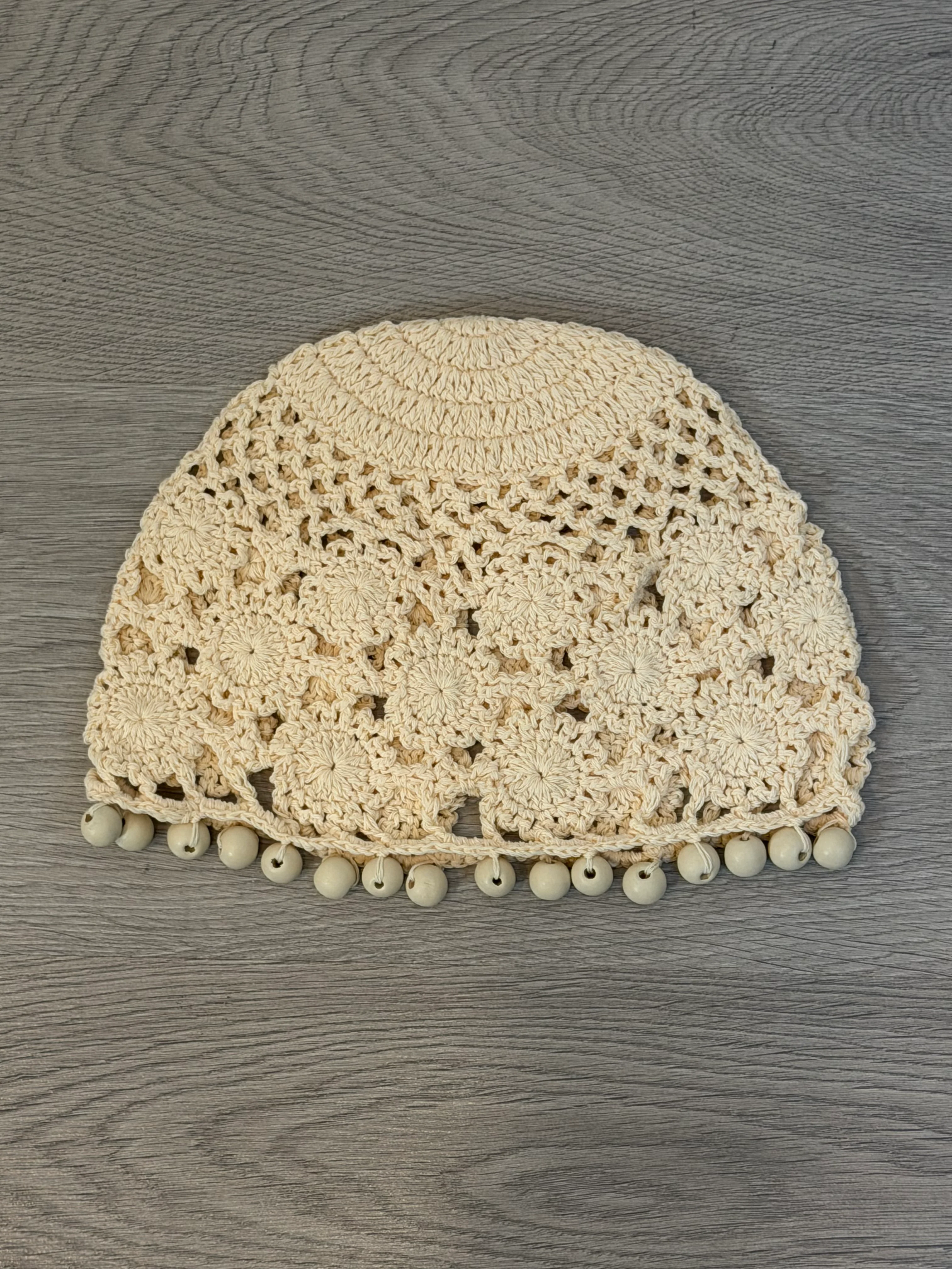 OTRAS. Gorro de croché detalle abalorios