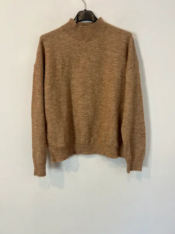 OTRAS. Jersey camel cuello Perkins