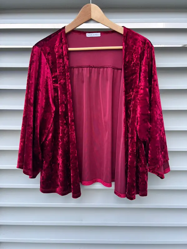 OTRAS. kimono terciopelo burdeos