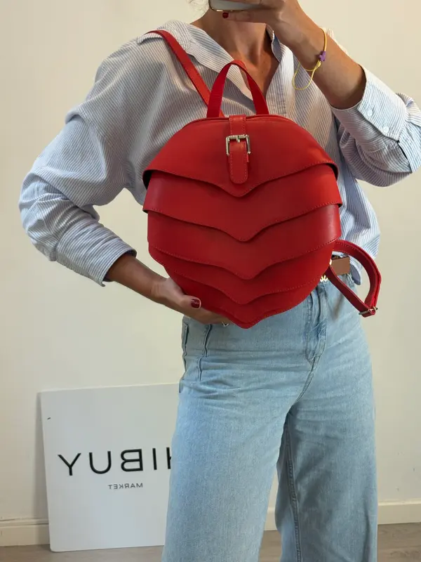 OTRAS. Mochila roja piel