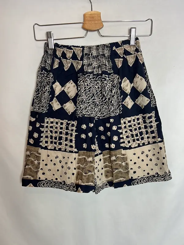 OTRAS. Pantalón corto azul estampado T.36