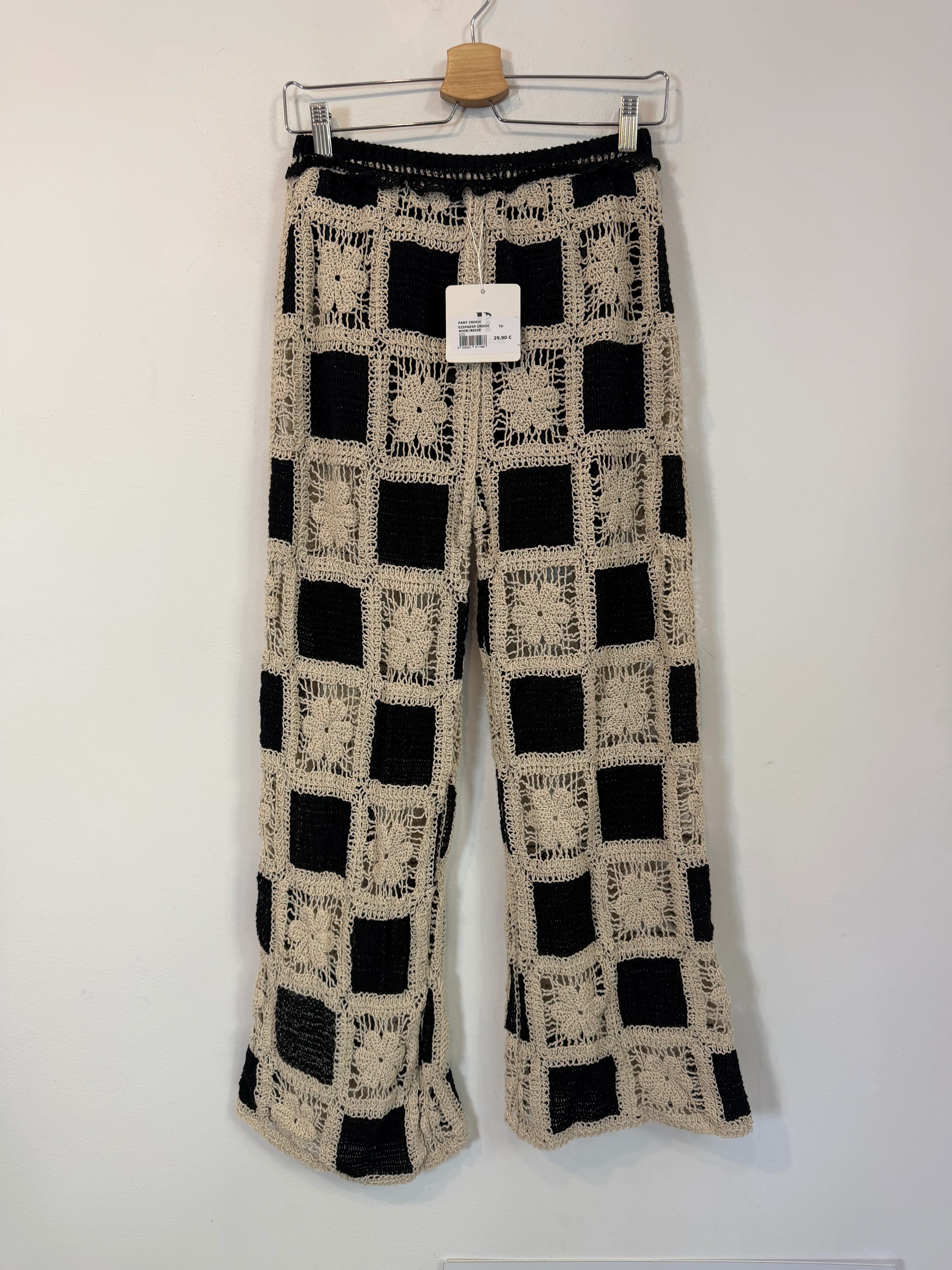 OTRAS. Pantalón croché detalle flores