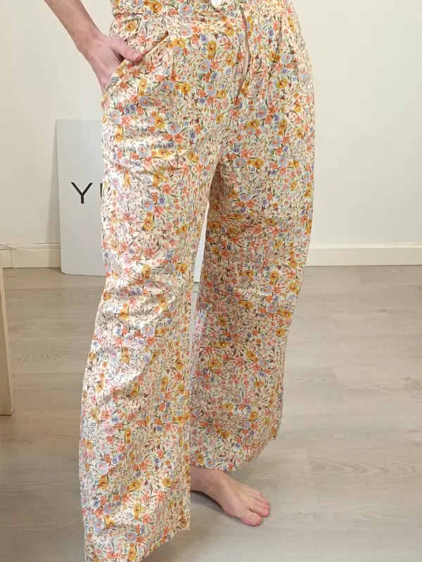 OTRAS. Pantalón fluido flores T.40