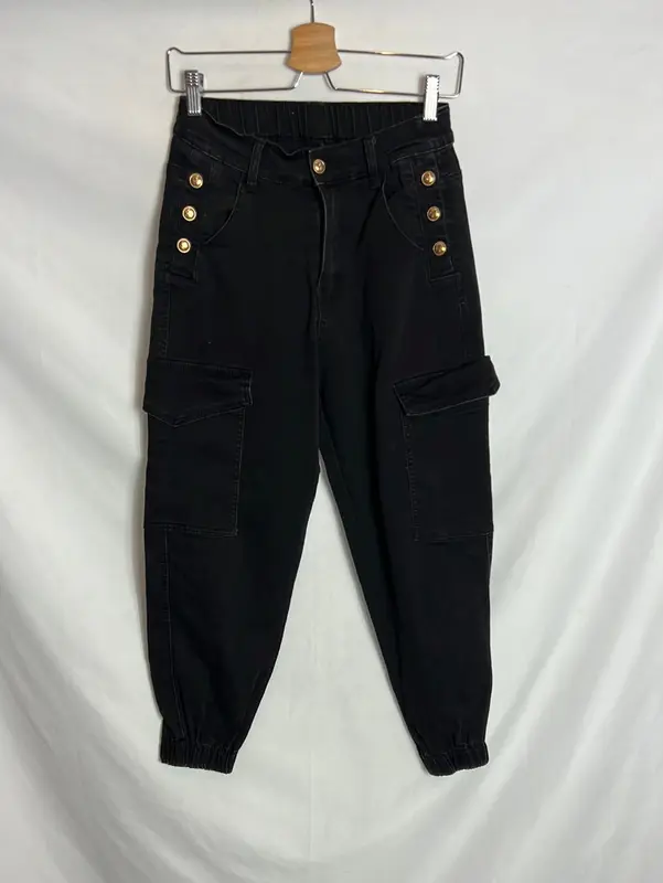 OTRAS. Pantalón negro botones dorados. T 36