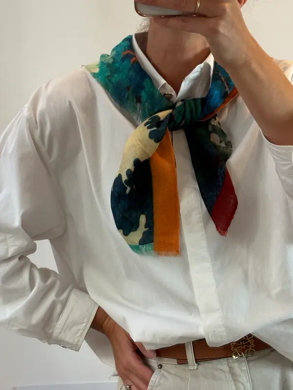OTRAS. pañuelo cuadrado estampado