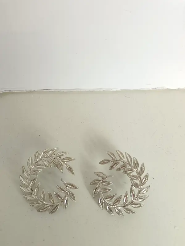 OTRAS. Pendientes corona laurel