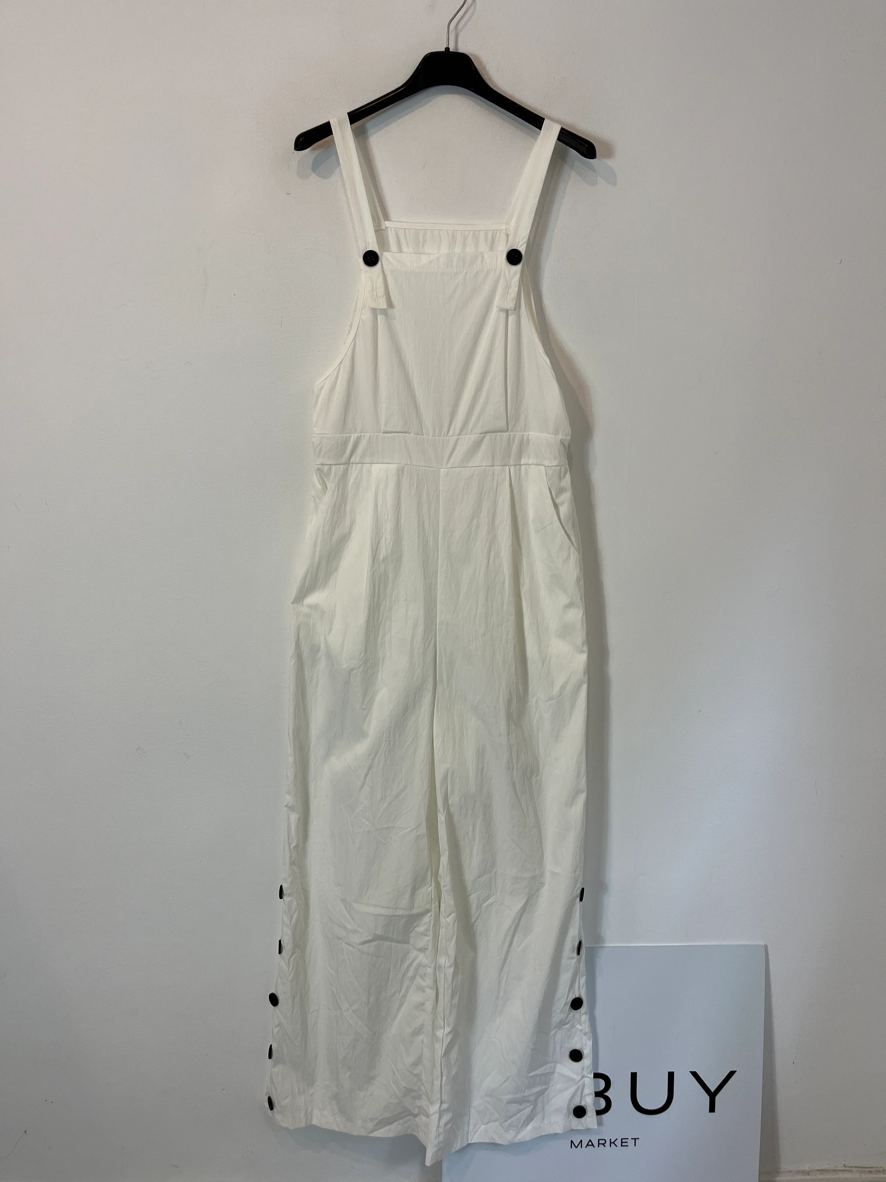OTRAS. Peto blanco botones negros. T. M