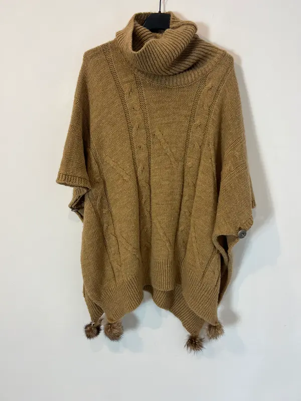 OTRAS. Poncho camel detalle borlas. TU