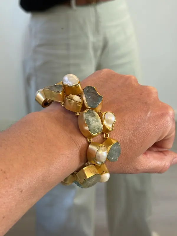 OTRAS. Pulsera dorada y piedras