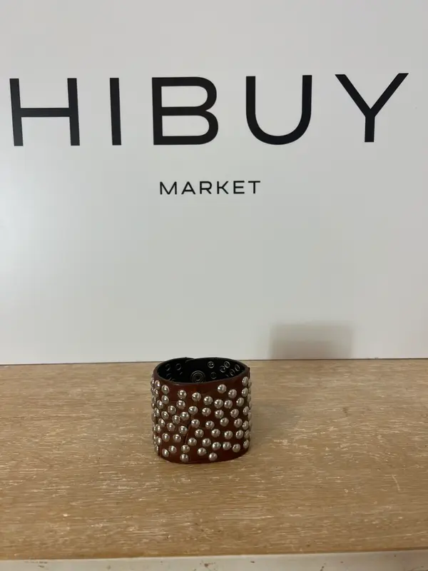 OTRAS. pulsera marrón tachuelas
