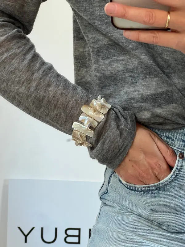 OTRAS. Pulsera nácar relieves