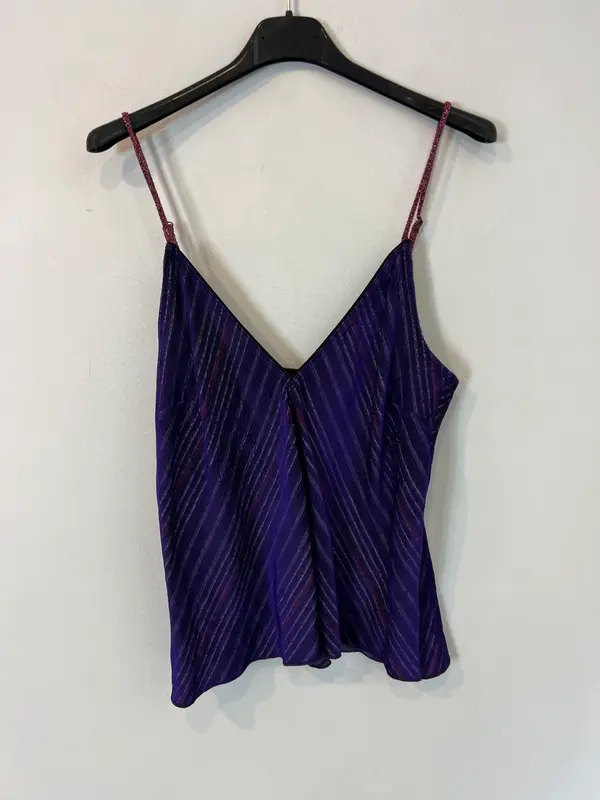 OTRAS. Top morado detalles Tu(s)